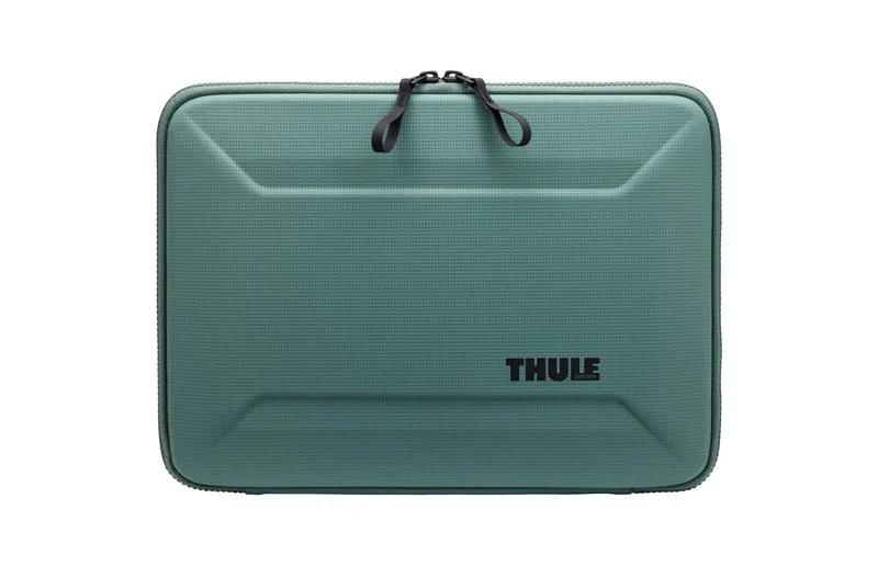 Dataveske Thule Gauntlet Macbook Pro Sleeve 14″ Hazy Green v:7337671 Dataveske Thule Gauntlet Macbook Pro Sleeve 14″ Hazy Green v:7337671