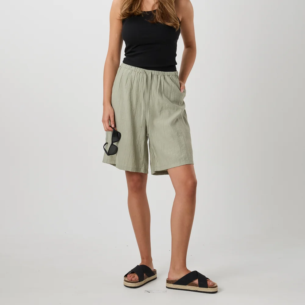 Savannah Crinkle Bermuda Shorts W v:4690301